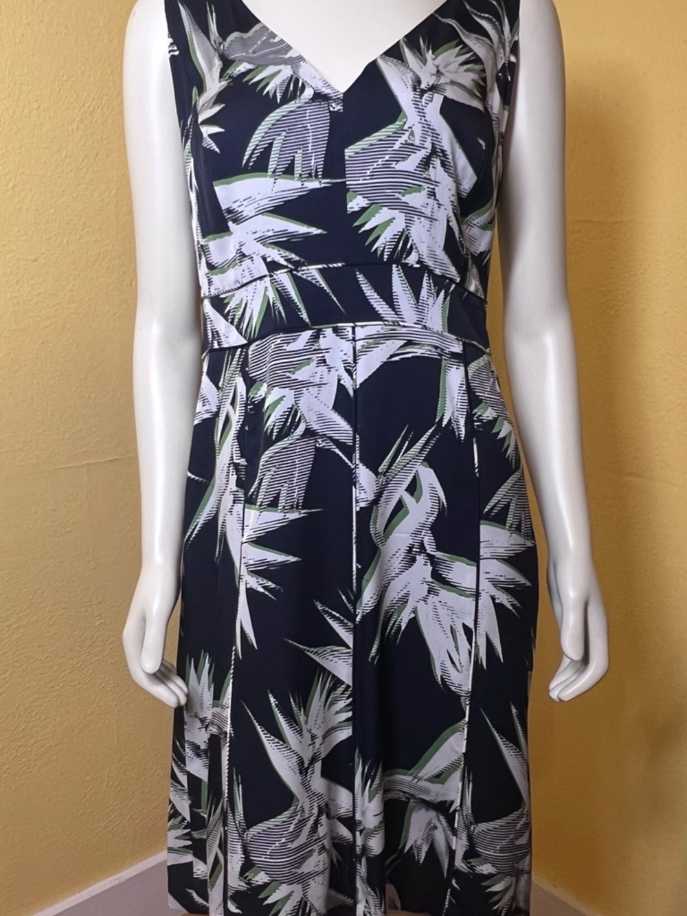 Nordstrom Silk Blend Classiques Entier Navy Tropical-Print V-Neck Midi Dress, 10 - Picture 2 of 10